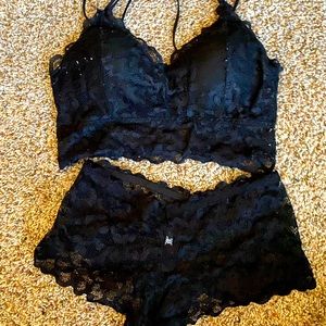 Size small but will fit bigger. I am a C cup but it was to loose on my body.